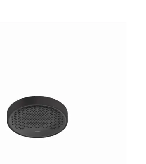 Schwarze Kopfbrause von Hansgrohe mit runder Form und perforierter Oberfläche zur Wasserverteilung, montiert an einer Wand in einem hellen Raum.